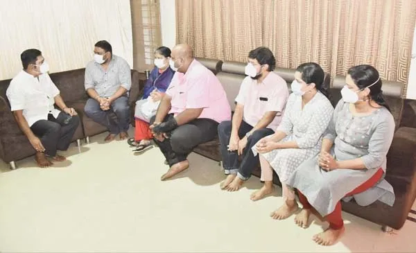 T. T. V. Dhinakaran met the Vetrivel family - ammk - 